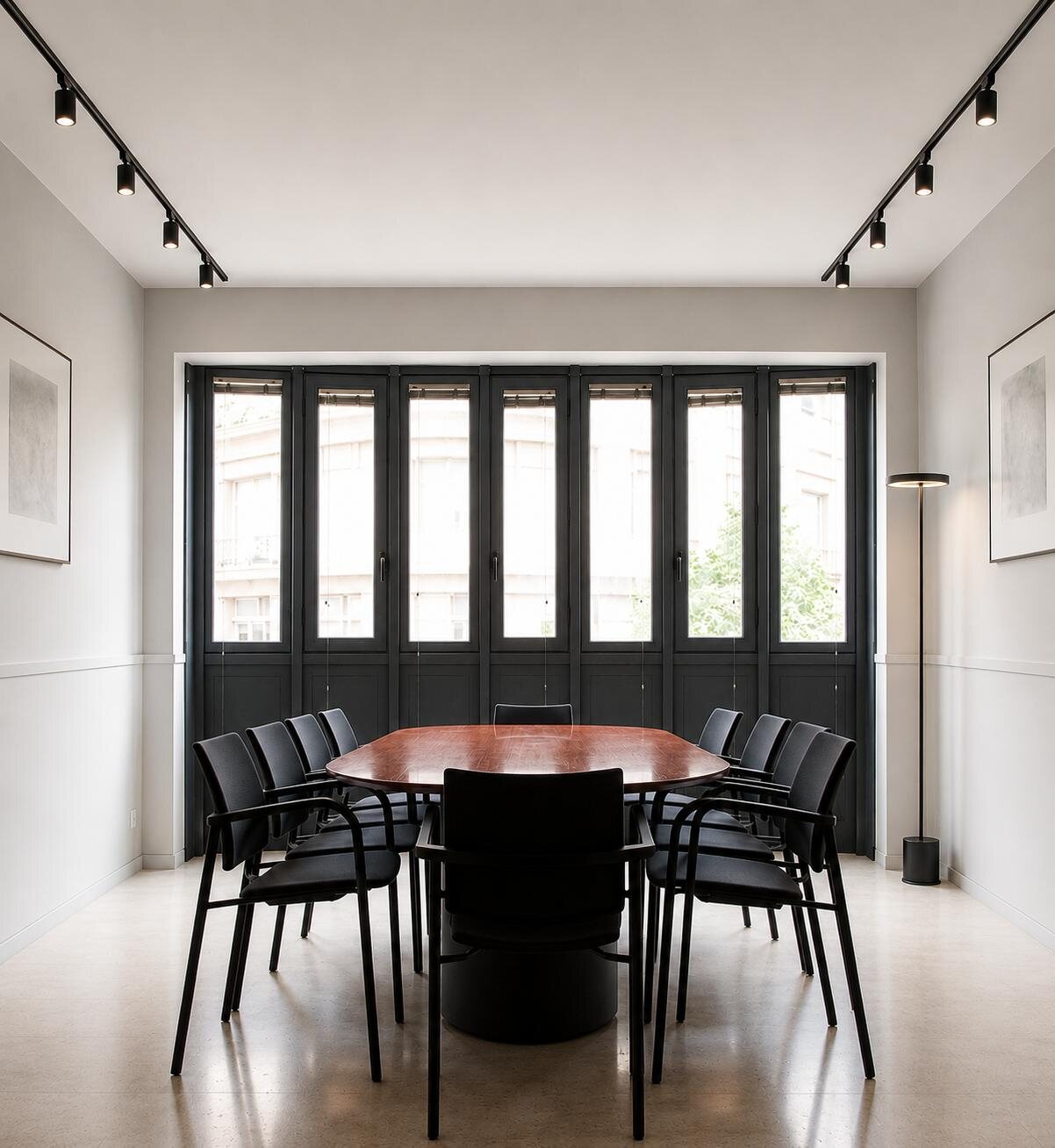 Sala de juntas de la notaría, con mesa ovalada y grandes ventanales al centro de Sabadell