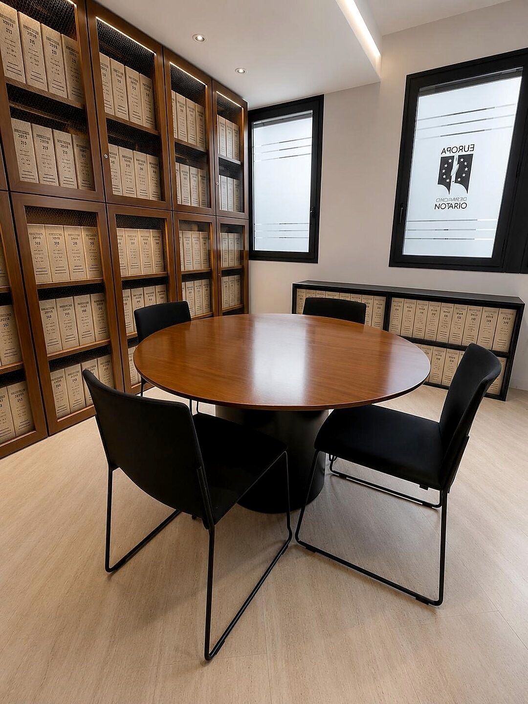 Sala de reuniones junto al archivo de protocolos de la notaría